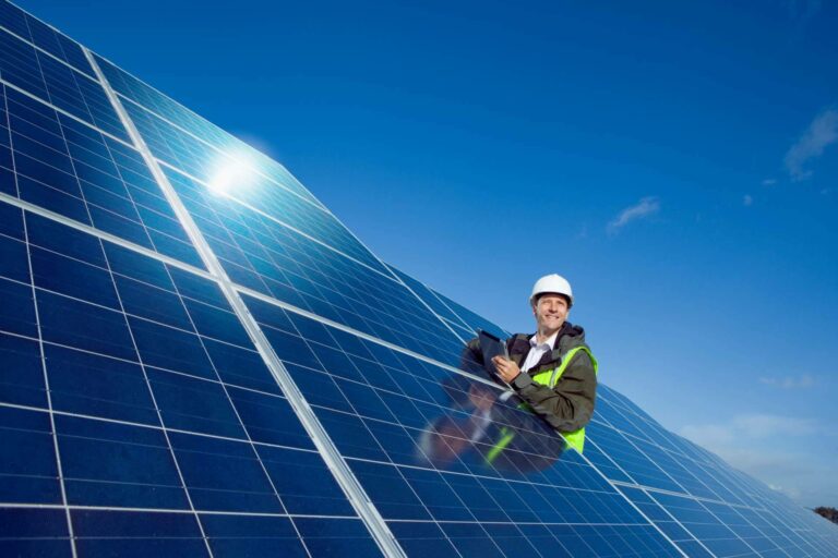 El mantenimiento de placas solares gana importancia a medida que crece el autoconsumo en España