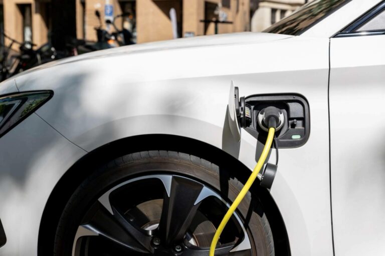 Los garajes de las comunidades de propietarios afrontan nuevas necesidades energéticas ante el avance del vehículo eléctrico