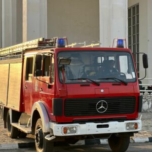 Los bomberos trabajan en un incendio en una nave de madera en el Polígono de La Red de Alcalá