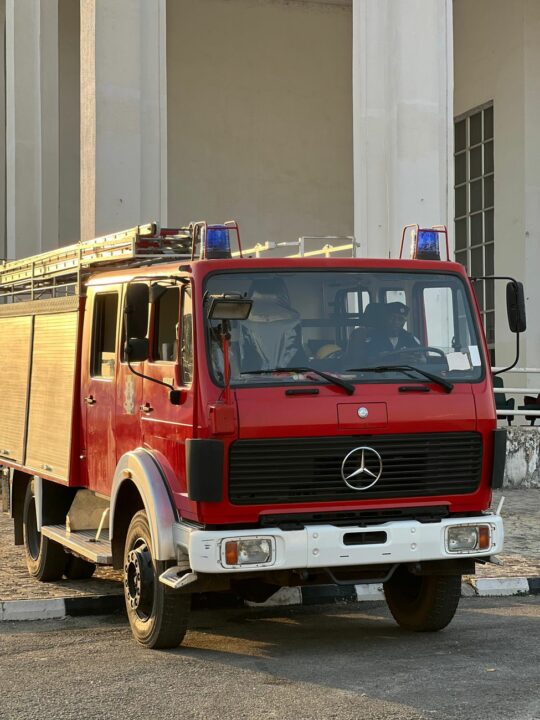 Los bomberos trabajan en un incendio en una nave de madera en el Polígono de La Red de Alcalá