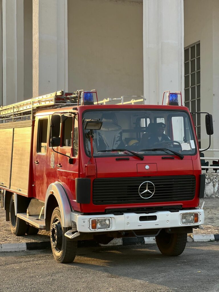 Los bomberos trabajan en un incendio en una nave de madera en el Polígono de La Red de Alcalá