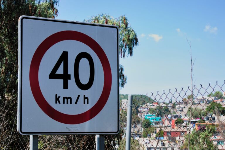 La Guardia Civil investiga a un motorista tras detectarlo a 169 km/h en la A-381, en Los Barrios