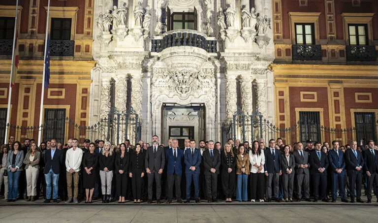 Andalucía guarda tres días de luto y la Junta exige revisar la línea de alta velocidad con Madrid