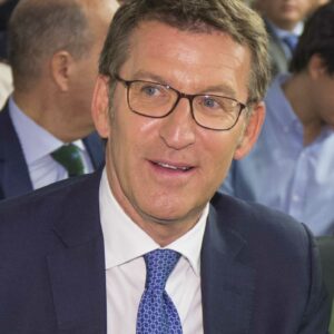 Feijóo presenta su contrato con España y se compromete a un millón de viviendas nuevas