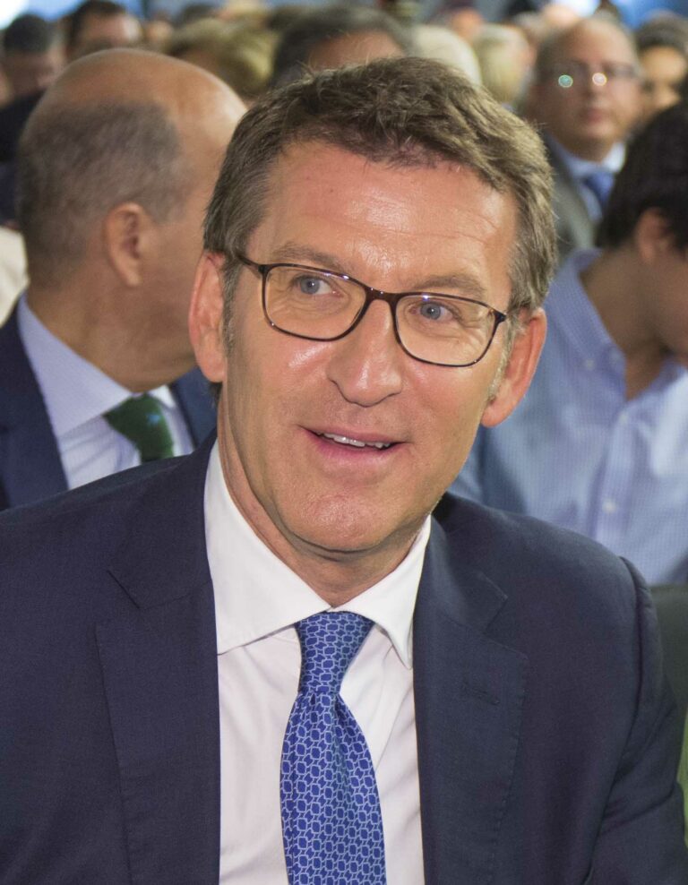 Feijóo presenta su contrato con España y se compromete a un millón de viviendas nuevas