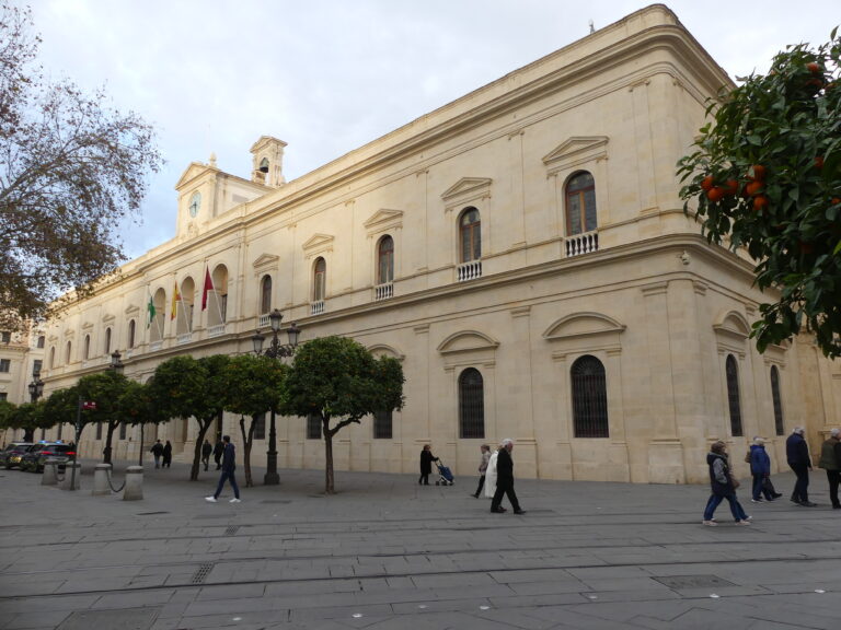 La abstención de Vox salva la rebaja del 1% del IBI en Sevilla para 2027