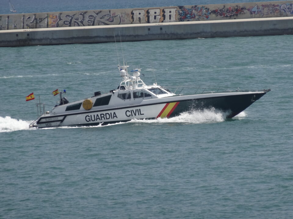 Una narcolancha embiste a una patrullera de la Guardia Civil en la desembocadura del Guadalquivir y deja varios agentes heridos