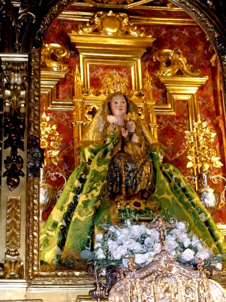 El arzobispo bendice una imagen de la Virgen de Valme en la parroquia de San Juan Pablo II de Montequinto