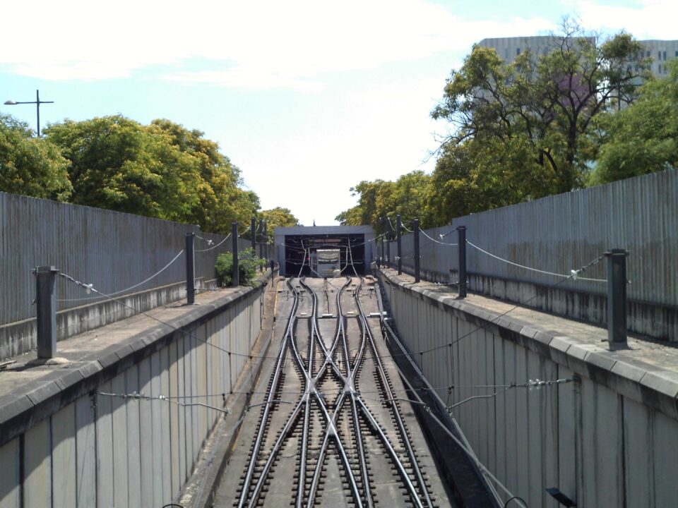 Metro de Sevilla simula una pelea en un tren y su evacuación por las vías en Ciudad Expo