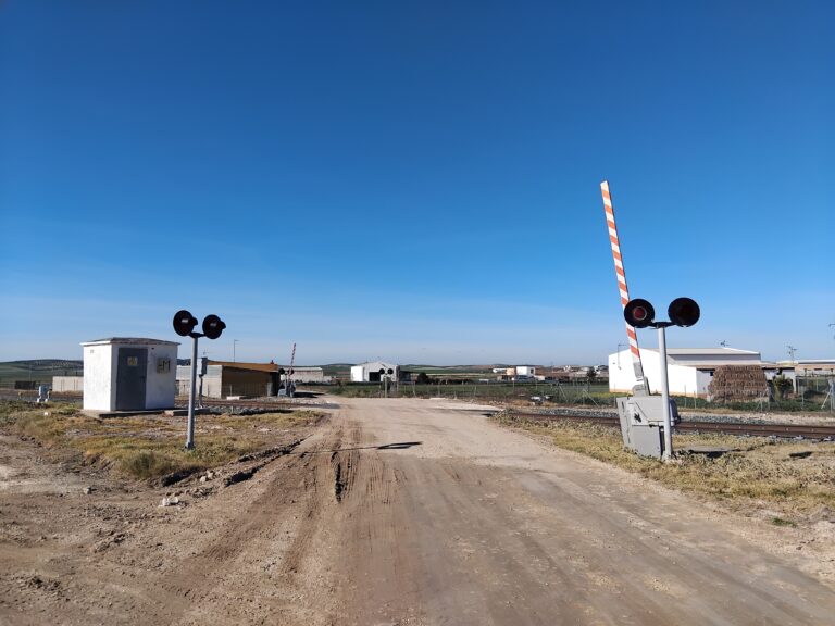 Un tren choca con un coche en un paso a nivel de Osuna sin causar heridos