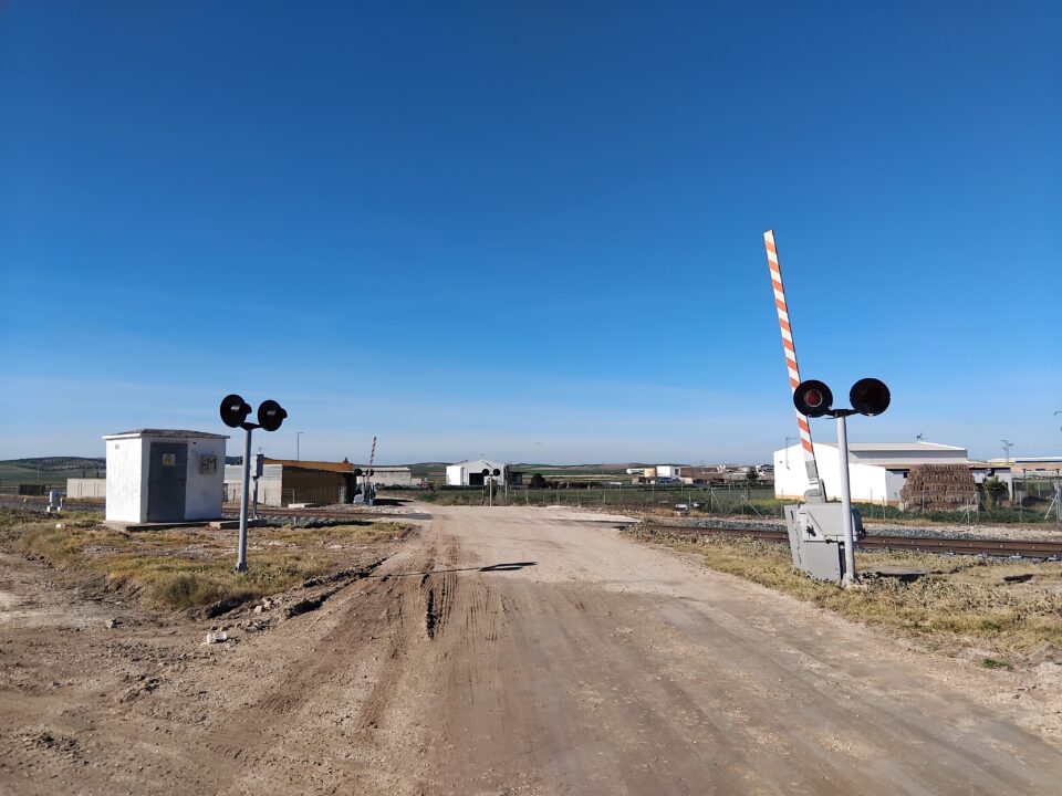 Un tren choca con un coche en un paso a nivel de Osuna sin causar heridos