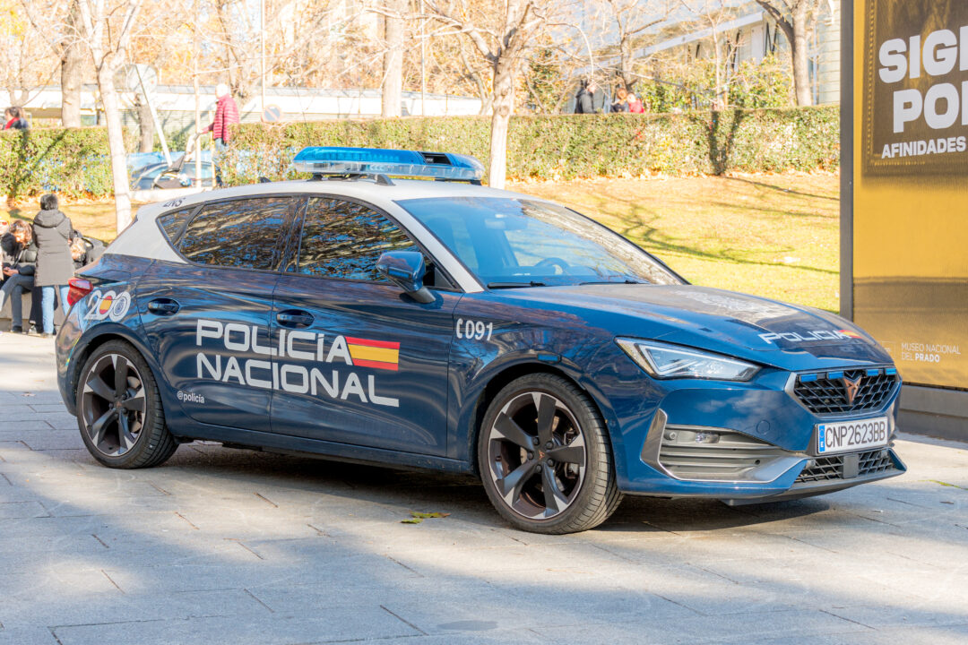 La Policía retira un lanzagranadas y un fusil AK-47 hallados en la vía pública en el Tiro de Línea