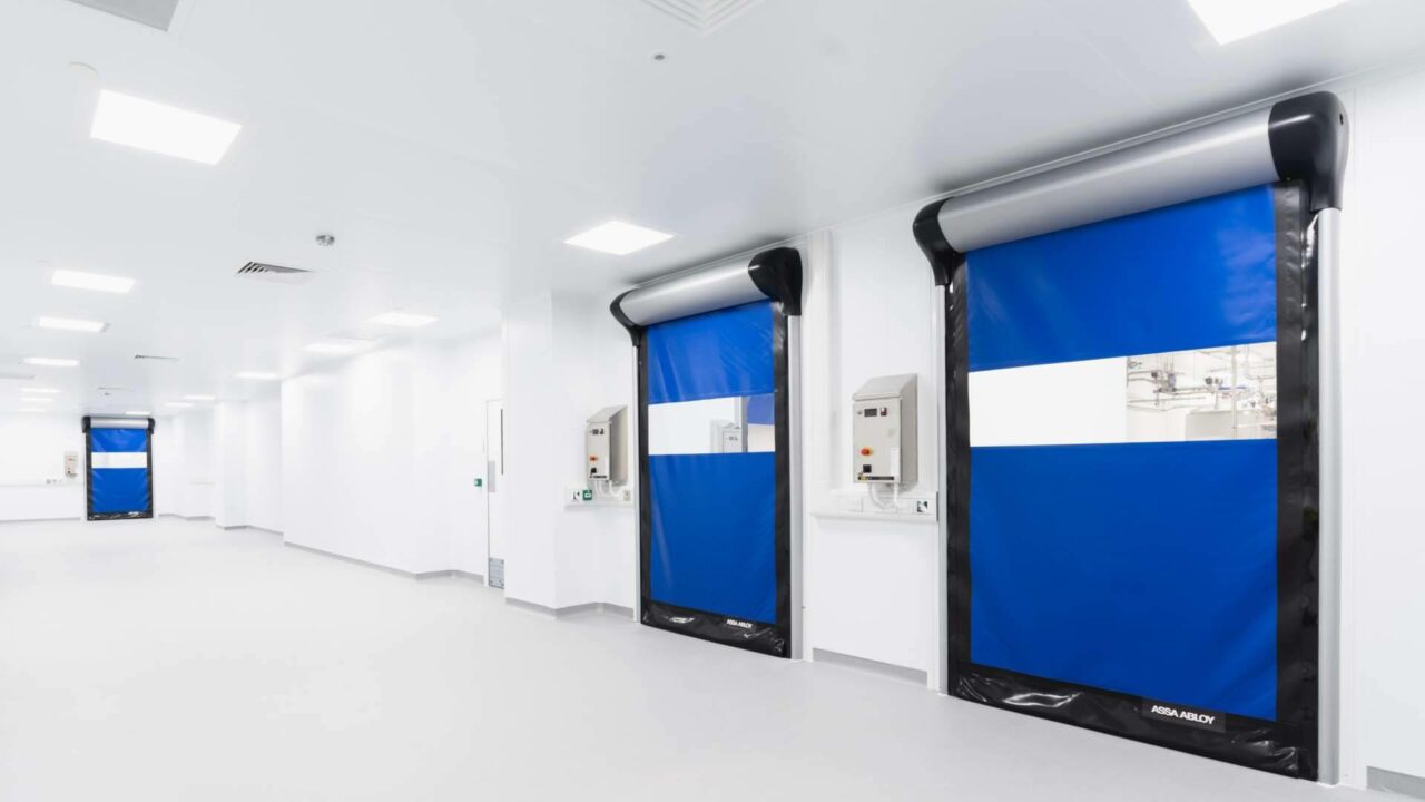 ASSA ABLOY refuerza el control ambiental en salas limpias con una gama de puertas rápidas especializadas