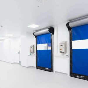ASSA ABLOY refuerza el control ambiental en salas limpias con una gama de puertas rápidas especializadas