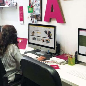 A2 Colores integra diseño gráfico y soluciones digitales para construir una comunicación empresarial coherente