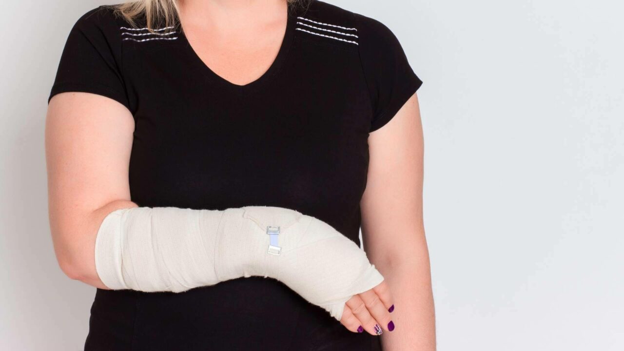 Una motorista autónoma recibe 63.717 euros tras sufrir graves lesiones en su brazo dominante