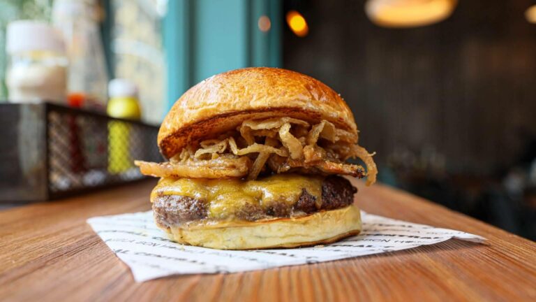 Smash burger a la plancha o hamburguesa clásica a la brasa; qué cambia en el sabor y la textura