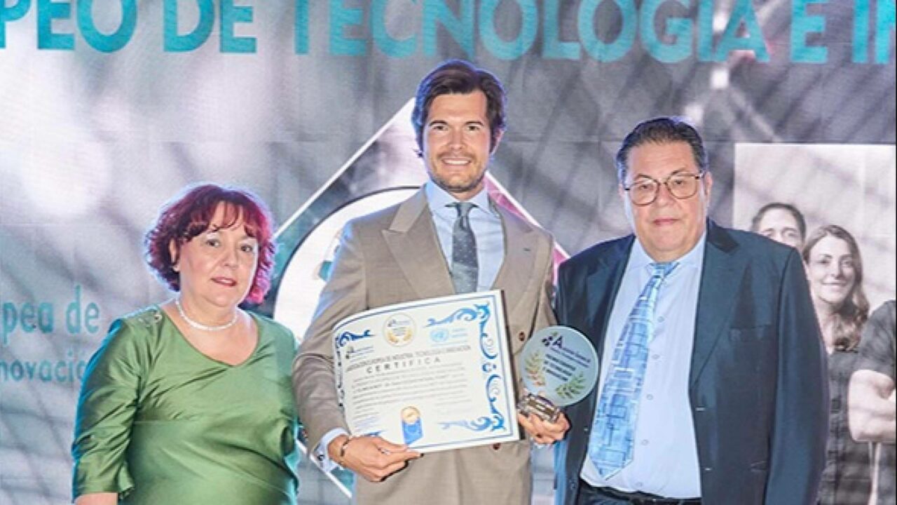 El doctor César Manuel Noval Font recibe el prestigioso Premio Europeo de Tecnología e Innovacion