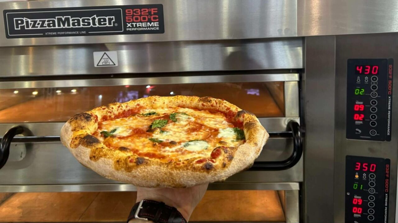 Más allá de la receta, por qué elegir un horno de pizza eléctrico puede marcar la operativa de una pizzería