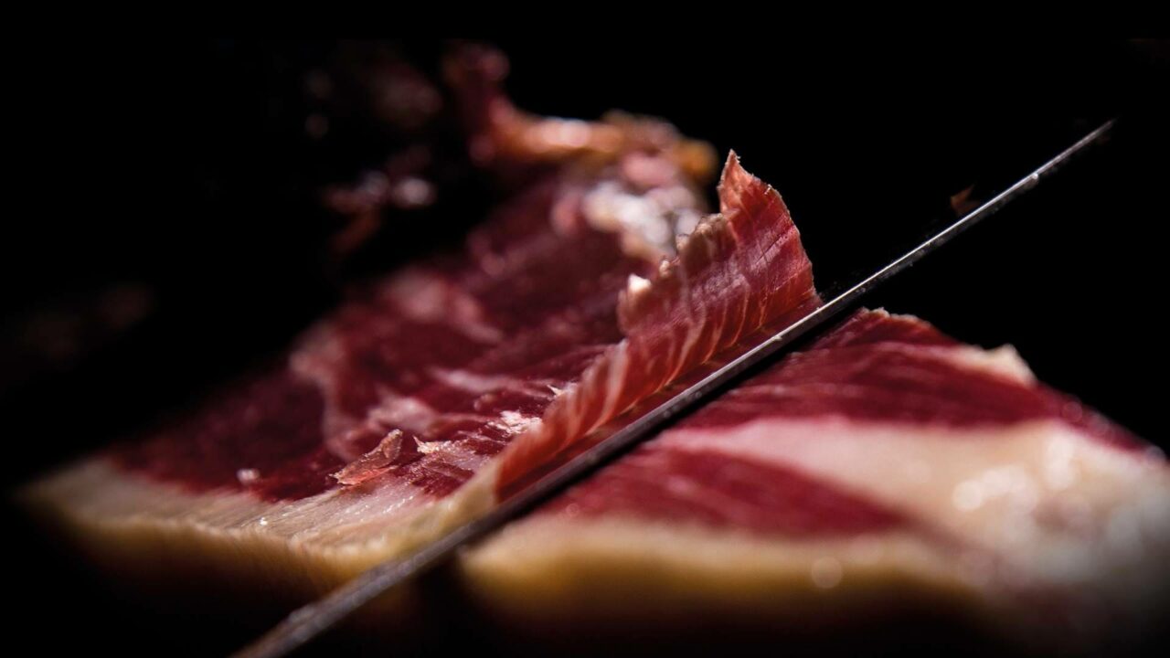 Jamón o paleta ibérica; cuáles son sus diferencias y qué pieza elegir