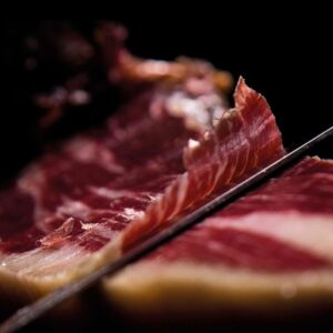 Jamón o paleta ibérica; cuáles son sus diferencias y qué pieza elegir
