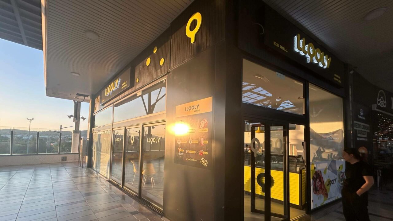La cadena Llooly escoge el Centro Comercial El Teler para estrenar su concepto de repostería e 'ice rolls' en Ontinyent