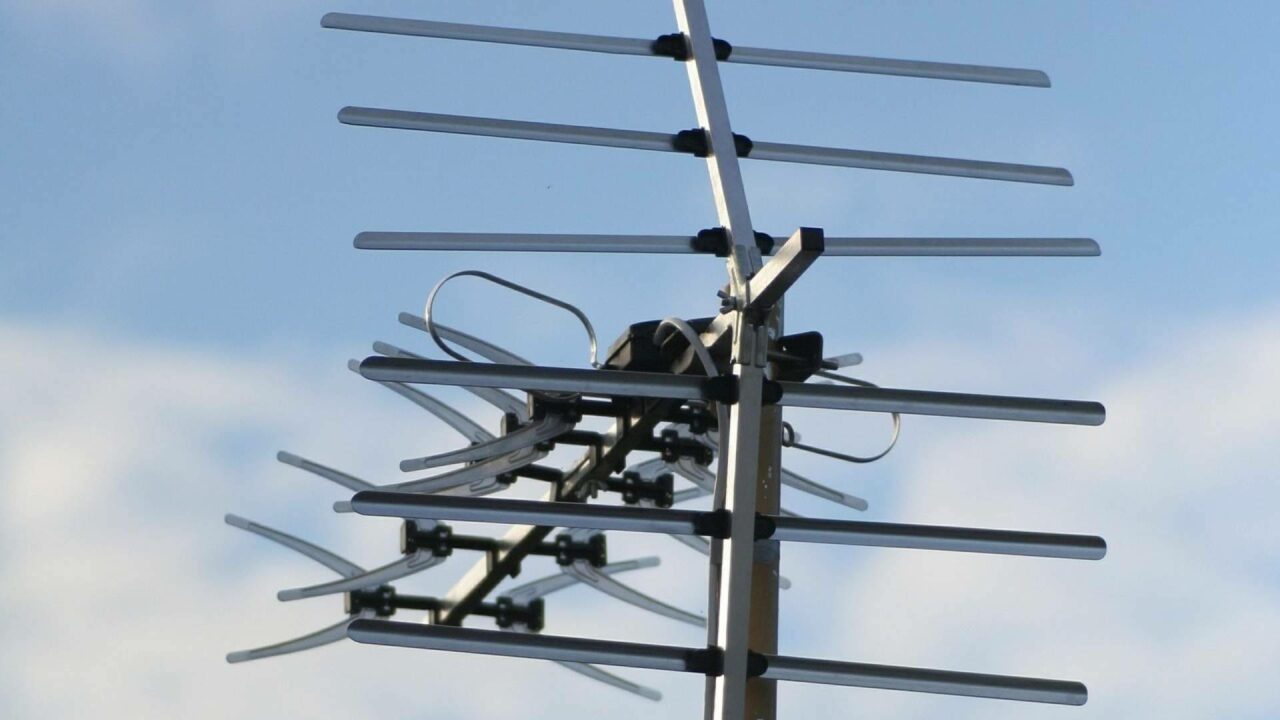 Antenistas Valencia ofrece soluciones rápidas para la instalación y reparación de antenas TDT y parabólicas