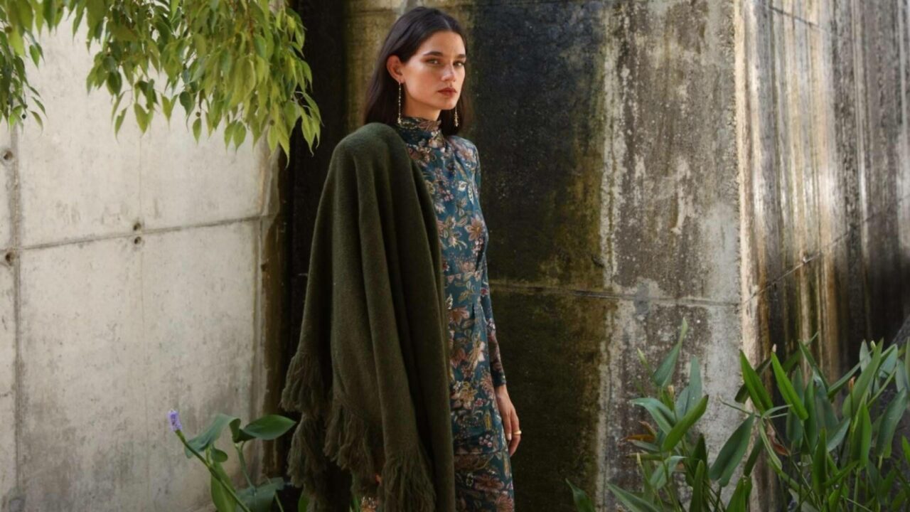 El aliado perfecto que completará un look de invitada cuando el tiempo sea más impredecible