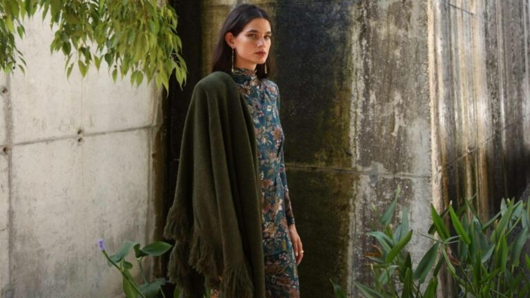 El aliado perfecto que completará un look de invitada cuando el tiempo sea más impredecible