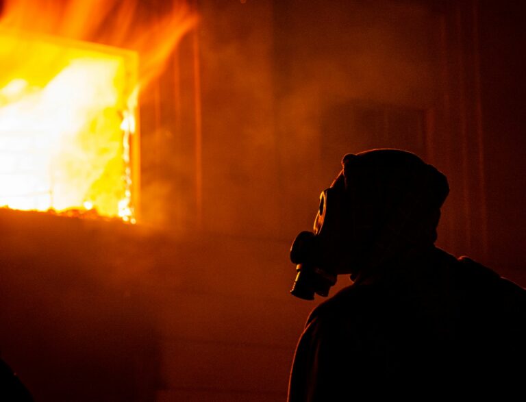 Dos heridos en un incendio en Los Pajaritos que obligó a un vecino a lanzarse desde un tercer piso