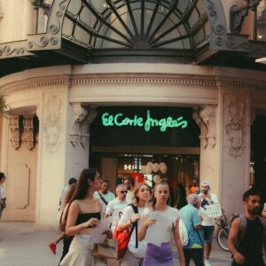 El sector servicios encadena 29 meses al alza tras repuntar sus ventas un 6% en agosto