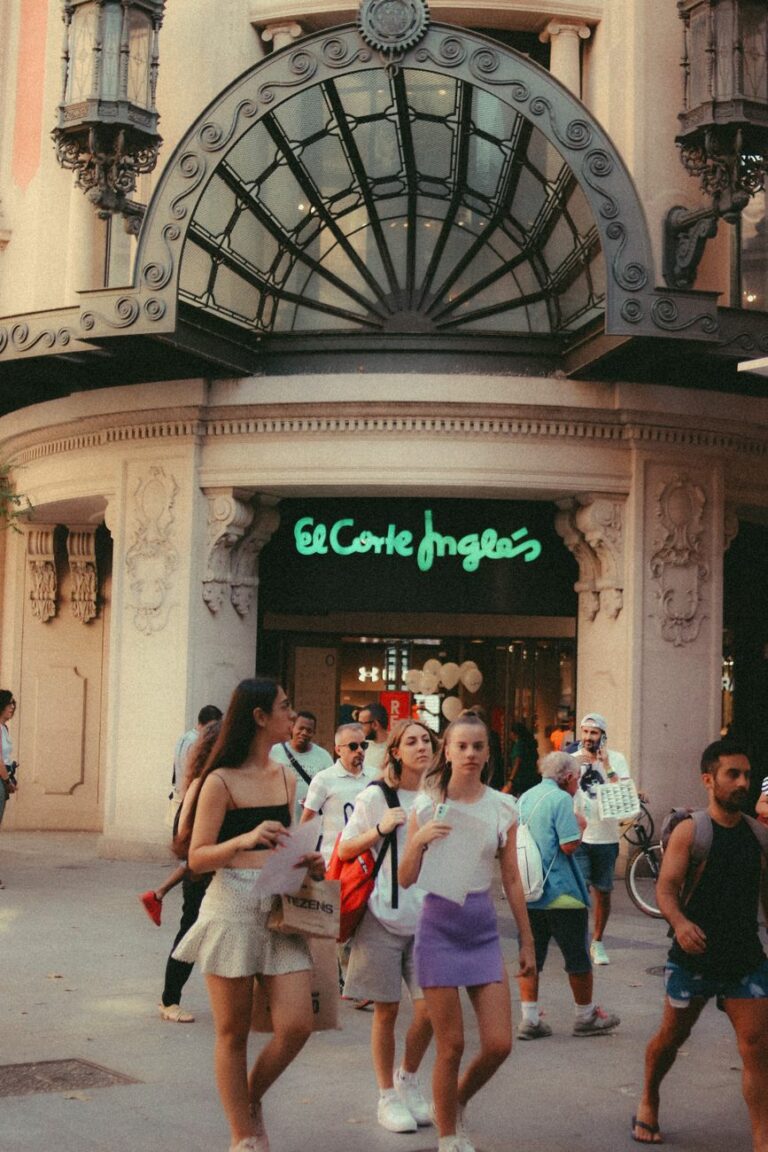 El sector servicios encadena 29 meses al alza tras repuntar sus ventas un 6% en agosto
