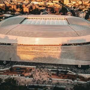 El Sevilla FC reprocha a Movistar Plus+ la parquedad de imágenes en el Bernabéu