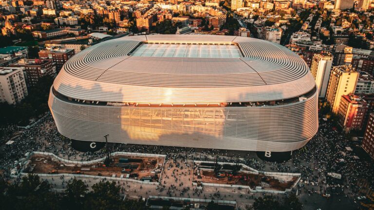 El Sevilla FC reprocha a Movistar Plus+ la parquedad de imágenes en el Bernabéu